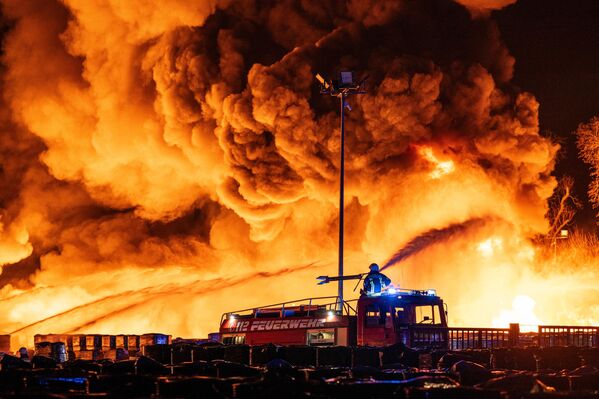 رجال الإطفاء يكافحون بإخماد حريقًا في مصنع لمعالجة البلاستيك في منطقة صناعية في أهلين، ألمانيا. - سبوتنيك عربي