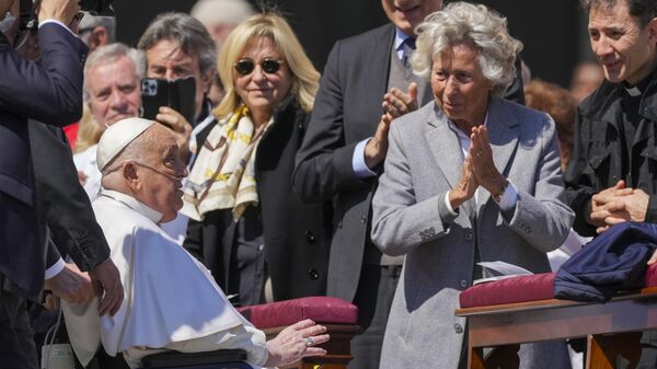 ظهر البابا فرنسيس بشكل مفاجئ أمام الحشد، بعد مغادرته المستشفى قبل أسبوعين في ساحة القديس بطرس، بالفاتيكان - سبوتنيك عربي