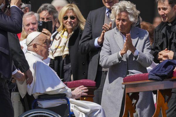 ظهر البابا فرنسيس بشكل مفاجئ أمام الحشد، بعد مغادرته المستشفى قبل أسبوعين في ساحة القديس بطرس، بالفاتيكان - سبوتنيك عربي