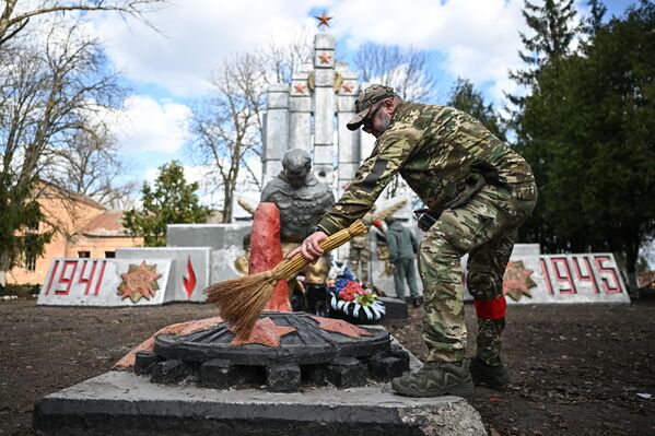 ترميم مقبرة جماعية لجنود الجيش السوفيتي في مقعاطعة كورسك، روسيا - سبوتنيك عربي