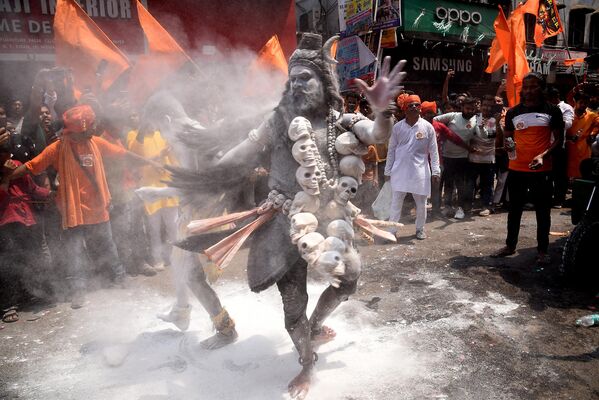 يرقص سادهو هندوسي، أو قديس هندوسي، خلال موكب ديني يحتفل بعيد ميلاد الإله الهندوسي راما، الهند - سبوتنيك عربي