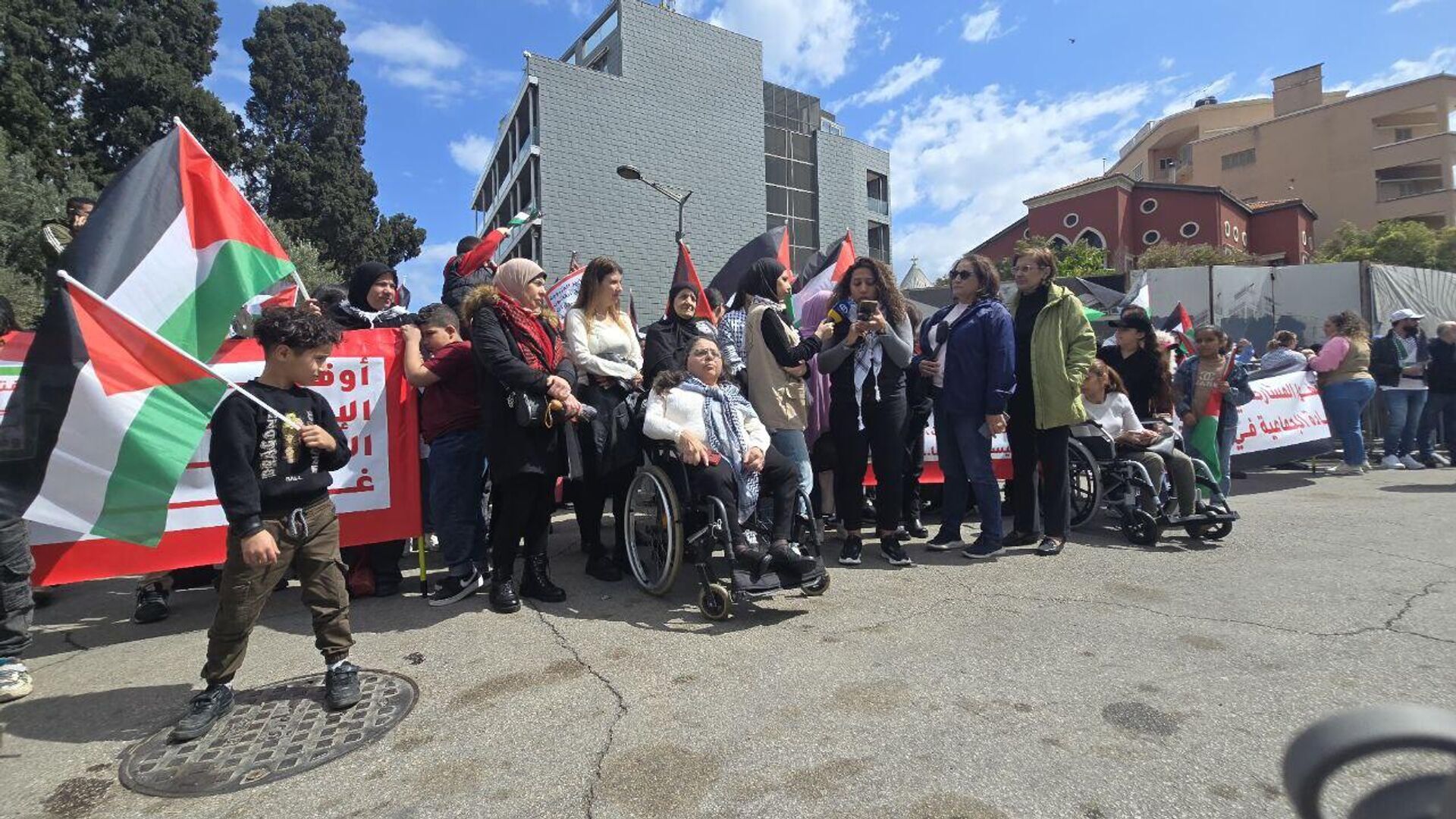  وقفة تضامنية أمام مقر بعثة الاتحاد الأوروبي في بيروت، رفضاً للإبادة الجماعية التي يتعرض لها الشعب الفلسطيني في قطاع غزة - سبوتنيك عربي, 1920, 11.04.2025