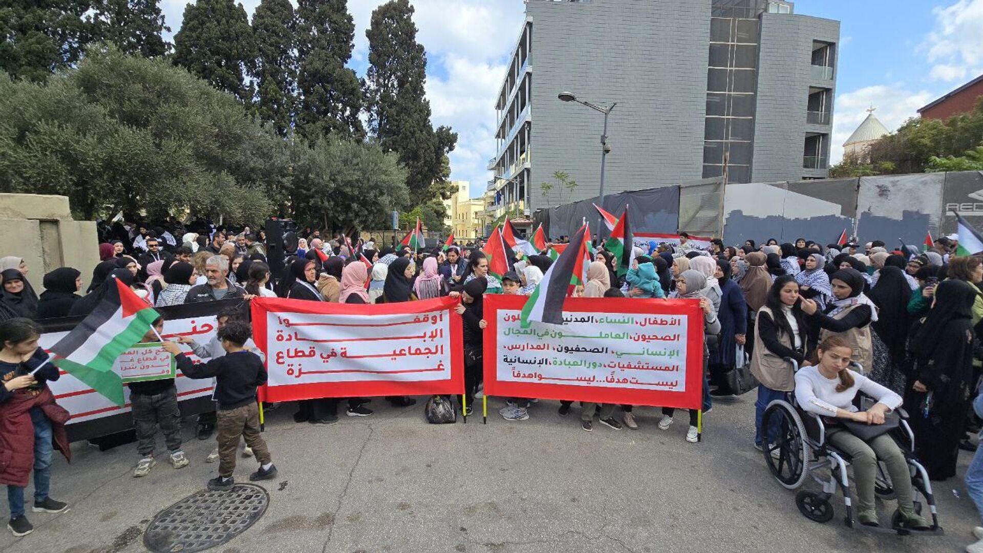  وقفة تضامنية أمام مقر بعثة الاتحاد الأوروبي في بيروت، رفضاً للإبادة الجماعية التي يتعرض لها الشعب الفلسطيني في قطاع غزة - سبوتنيك عربي, 1920, 11.04.2025