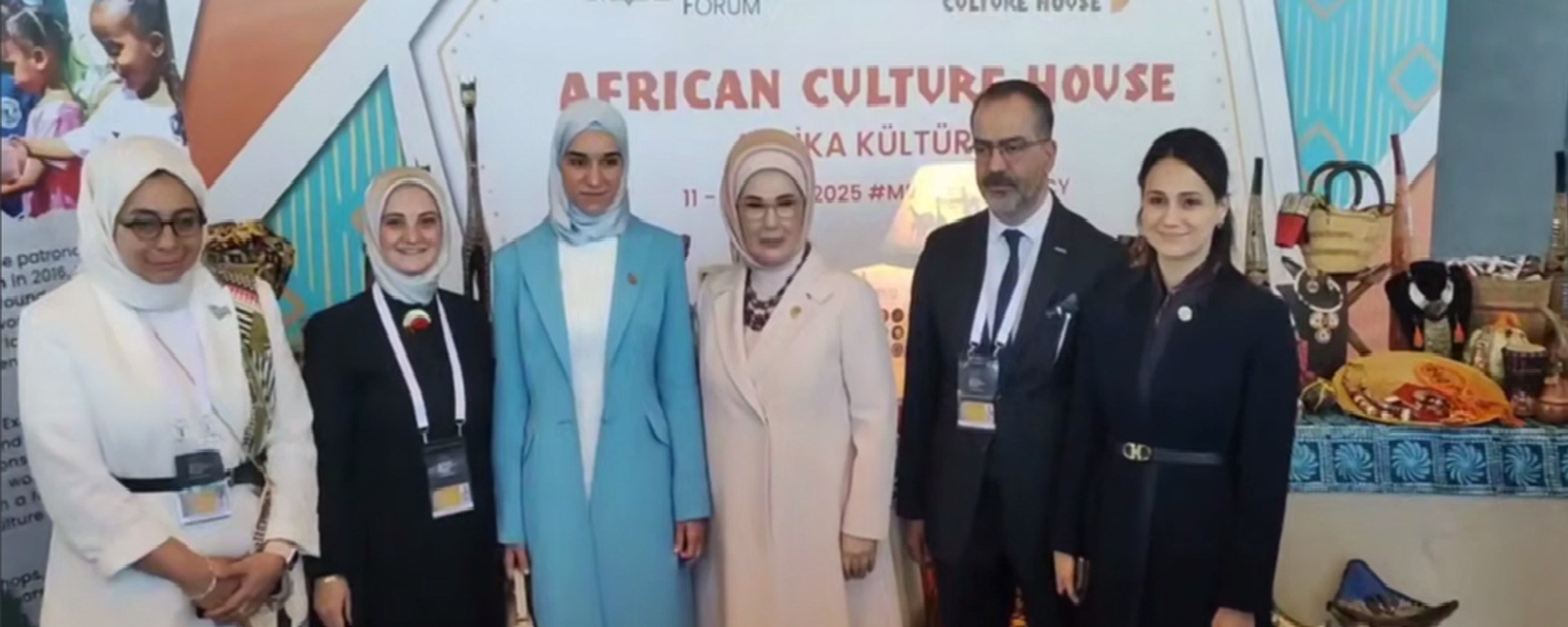 صورة تجمع لطيفة الشرع مع أمينة أردوغان في صورة تذكارية في منتدى أنطاليا الدبلوماسي.
 - سبوتنيك عربي, 1920, 11.04.2025