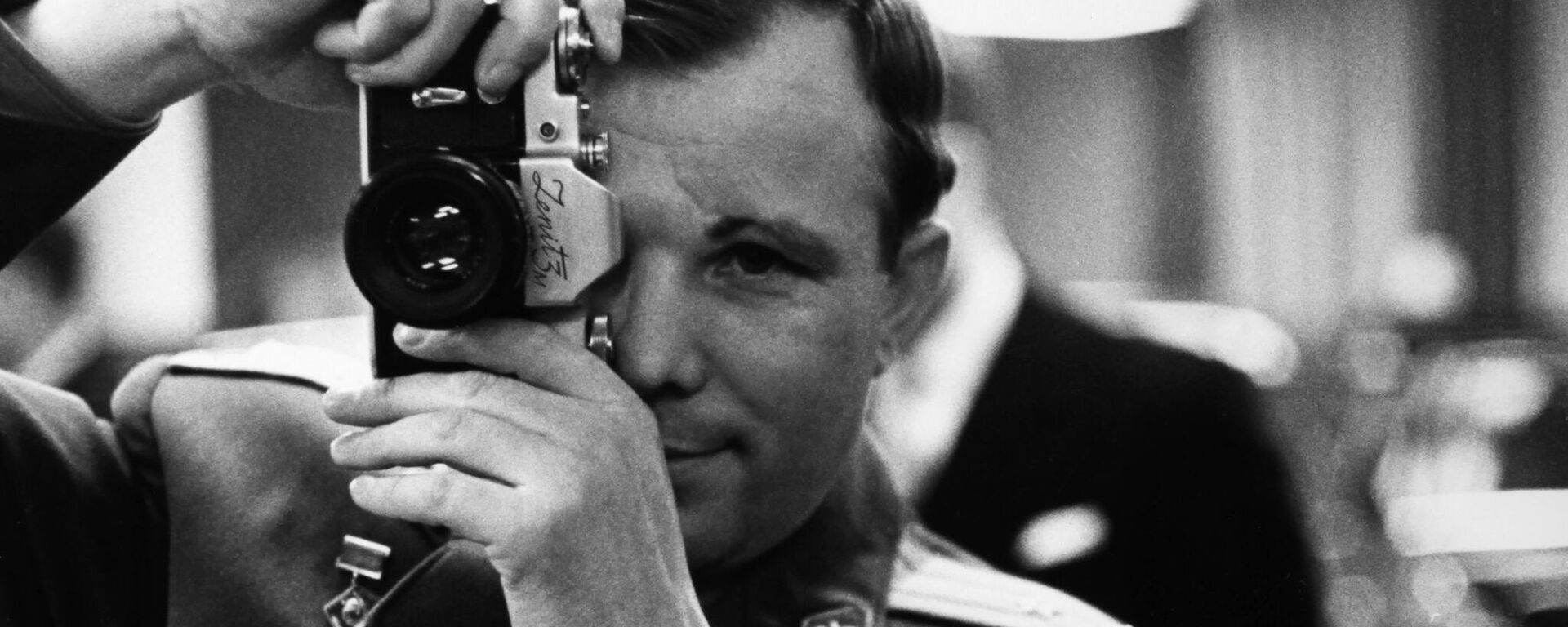 Летчик-космонавт СССР Юрий Гагарин с фотоаппаратом - سبوتنيك عربي, 1920, 12.04.2025