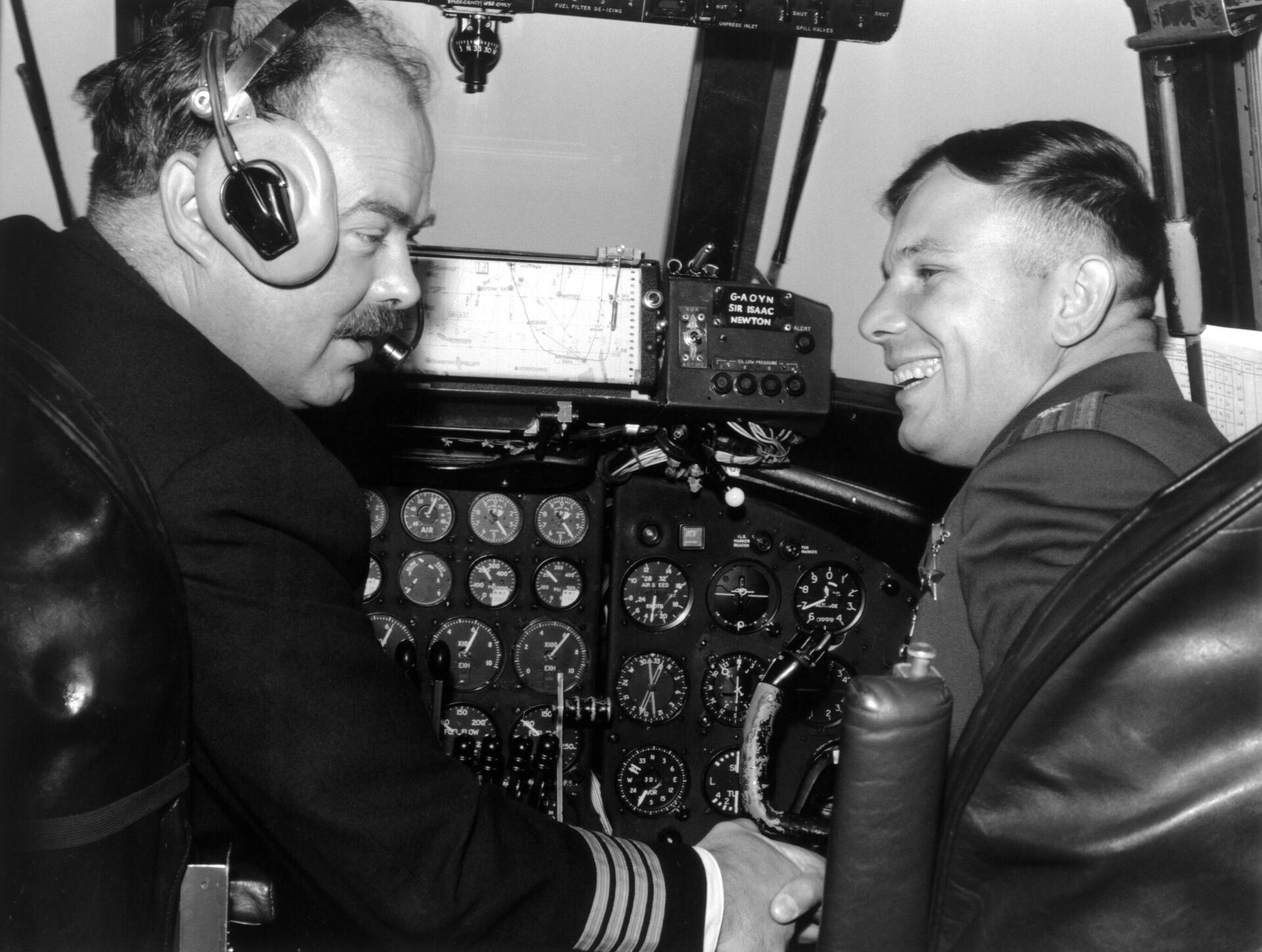 يوري غاغارين في قمرة القيادة لطائرة فيكرز فيكونت التابعة للخطوط الجوية البريطانية الأوروبية خلال رحلة إلى بريطانيا - سبوتنيك عربي, 1920, 12.04.2026