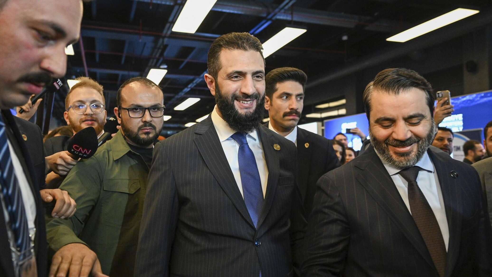 "سيلفي" الشرع والشيباني يثير تفاعلا واسعا