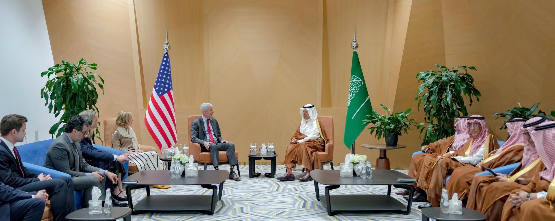 وزير الطاقة السعودي الأمير عبدالعزيز بن سلمان بن عبدالعزيز، ووزير الطاقة الأمريكي، كريس رايت - سبوتنيك عربي, 1920, 13.04.2025