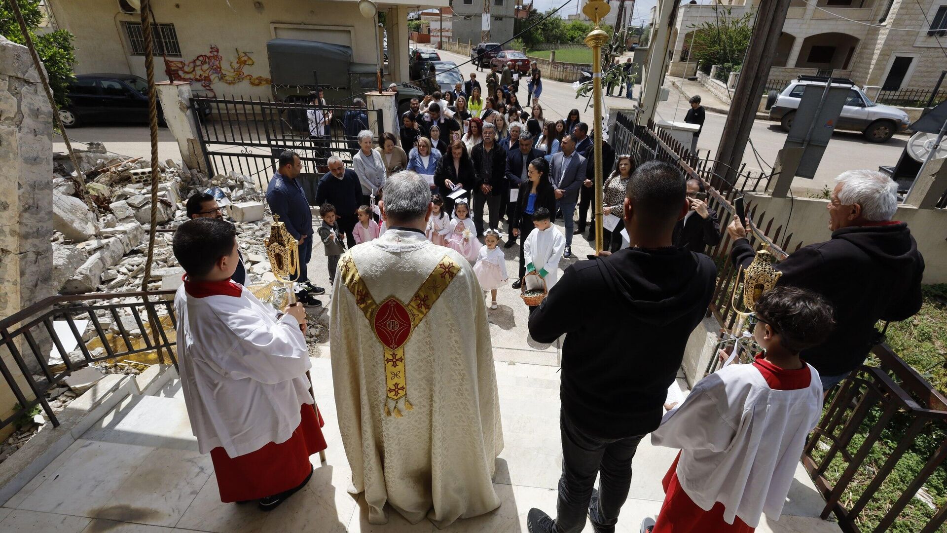 رغم مشاهد الدمار التي خلفتها الحرب في جنوب لبنان.. إحياء أحد الشعانين ببلدة علما الشعب رغم مشاهد الدمار التي خلفتها الحرب في جنوب لبنان.. إحياء أحد الشعانين ببلدة علما الشعب - سبوتنيك عربي, 1920, 13.04.2025