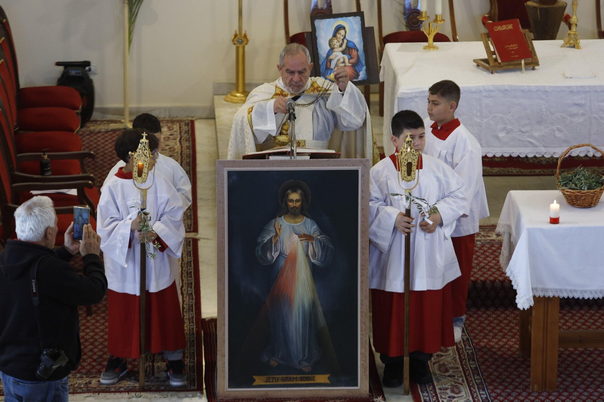 رغم مشاهد الدمار التي خلفتها الحرب في جنوب لبنان.. إحياء أحد الشعانين ببلدة علما الشعب رغم مشاهد الدمار التي خلفتها الحرب في جنوب لبنان.. إحياء أحد الشعانين ببلدة علما الشعب - سبوتنيك عربي, 1920, 13.04.2025