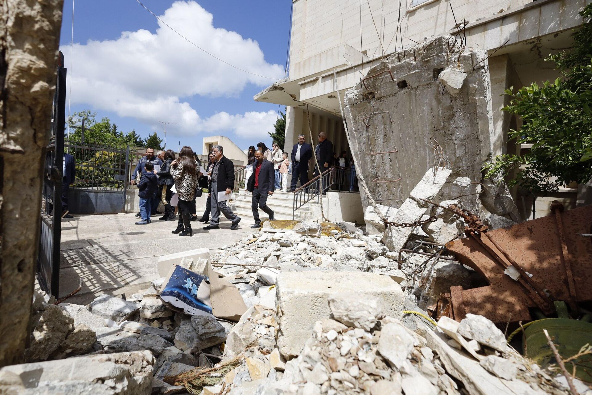 رغم مشاهد الدمار التي خلفتها الحرب في جنوب لبنان.. إحياء أحد الشعانين ببلدة علما الشعب رغم مشاهد الدمار التي خلفتها الحرب في جنوب لبنان.. إحياء أحد الشعانين ببلدة علما الشعب - سبوتنيك عربي, 1920, 13.04.2025