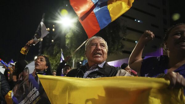 يحتفل أنصار الرئيس دانييل نوبوا بالنتائج الأولية التي أظهرت تقدمه في جولة الإعادة في الانتخابات الرئاسية في أولون بالإكوادور، الأحد 13 أبريل/نيسان 2025 - سبوتنيك عربي