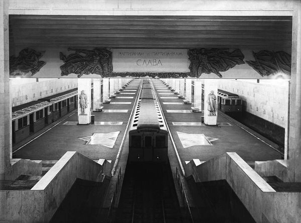 محطة مترو &quot;منتزه إزمايلوفسكي للثقافة والترفيه والتي تحمل اسم ستالين&quot; (حاليًا &quot;بارتيزانسكايا&quot;)، في 1945. - سبوتنيك عربي