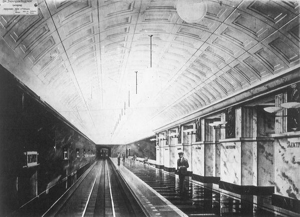 صورة من كتاب &quot;موسكو مقال تاريخي ومعماري&quot; من دار النشر التابعة لأكاديمية الهندسة المعمارية تظهر صورة قديمة لمترو موسكو. - سبوتنيك عربي