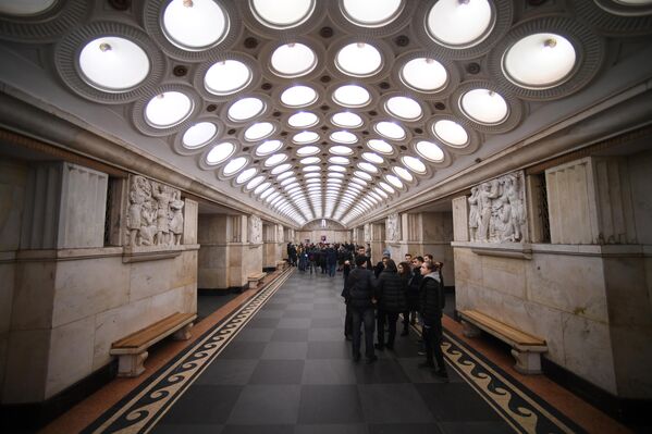 زوار خلال جولة مخصصة لحدث &quot;ليلة في المترو&quot; في محطة إليكتروزافودسكايا في موسكو. - سبوتنيك عربي