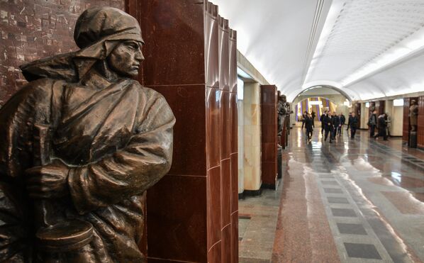 صورة تظهر تمثال في محطة باومانسكايا على خط أرباتسكو- بوكروفسكايا في مترو موسكو، والتي تم افتتاحها بعد إصلاحات كبيرة. - سبوتنيك عربي