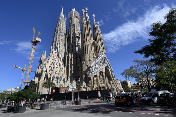 كاتدرائية "ساغرادا فاميليا" في برشلونة، في إسبانيا، وهو كنيسة تعتبر رمزًا للمدينة، وبدأ بناؤها في عام 1882 وما زال مستمرًا. تجمع الكاتدرائية بين عناصر الحداثة الكتالونية والعمارة القوطية، وتتميز بأبراجها الرائعة، وواجهاتها المحملة بالرمزية الدينية، وداخلها المضيء المستوحى من الطبيعة، وتعد موقعًا للتراث العالمي لليونسكو وواحدة من أكثر المعالم زيارة في إسبانيا - سبوتنيك عربي