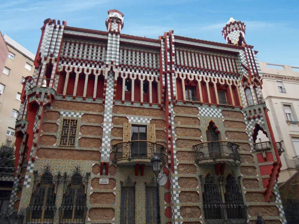 "بيت فيسينس" هو منزل سكني خاص، تم بناؤه بين عامي 1883 و1885 في برشلونة من قبل المهندس المعماري، أنطوني غاودي، لعائلة مانويل فيسينس، ويعد أحد معالم العاصمة الكتالونية "بيت فيسينس" هو منزل سكني خاص، تم بناؤه بين عامي 1883 و1885 في برشلونة من قبل المهندس المعماري، أنطوني غاودي، لعائلة مانويل فيسينس، ويعد أحد معالم العاصمة الكتالونية - سبوتنيك عربي