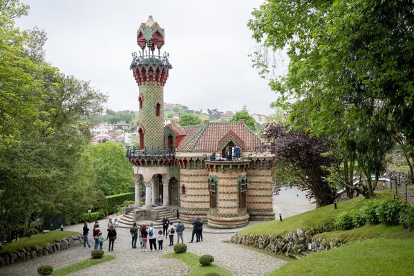 يظهر في الصورة مجموعة سياحية تستمع إلى قصة "إل كابريتشو" لغاودي. "إل كابريتشو" هي فيلا صممها المهندس المعماري الإسباني أنطوني غاودي، وكانت أول تكليفاته، وبُنيت بين عامي 1883 و1885 - سبوتنيك عربي