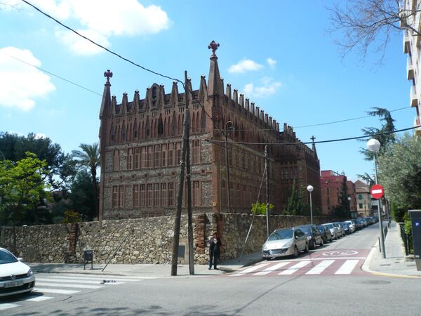 مدرسة دير القديسة تريزا، مؤسسة تعليمية خاصة للفتيات، متخصصة في التعليم التحضيري للراهبات. تم بناء المبنى في عامي 1888-1894 في برشلونة من قبل المهندس المعماري أنطوني غاودي - سبوتنيك عربي