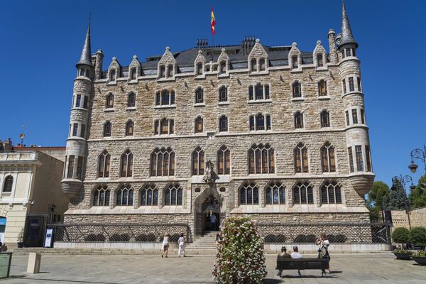 مبنى "كازا بوتينيس" وهو مبنى على الطراز الحديث في ليون بإسبانيا، صممه المهندس المعماري، أنطوني غاودي، وبني بين عامي 1891 و1892، ويعد أحد ثلاثة أعمال لغاودي خارج إقليم كتالونيا، وتم تصنيفه كمعلم تاريخي ذي أهمية ثقافية في عام 1969 - سبوتنيك عربي