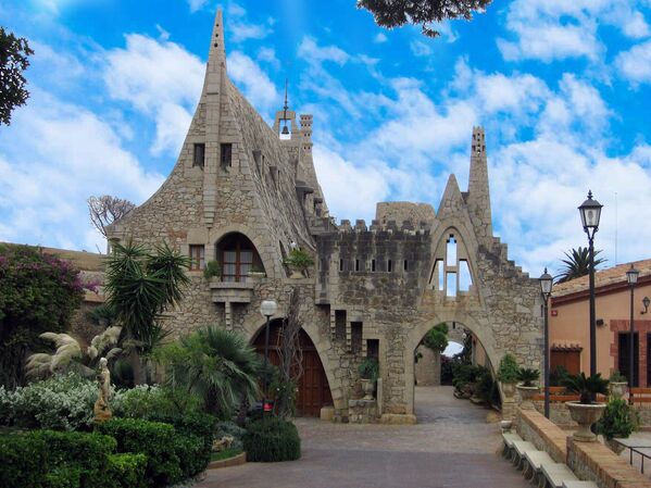 أقبية النبيذ غويل (بالإسبانية: Bodegas Güell) هو مجمع معماري صممه المهندس المعماري الإسباني، أنطونيو غاودي في بلدة سيدجيس في برشلونة. تم بناؤه بتكليف من الصناعي والمحسن الكتالوني، إيوسيبي غويل، الذي تعاون مع غاودي في مشاريع أخرى أيضًا - سبوتنيك عربي