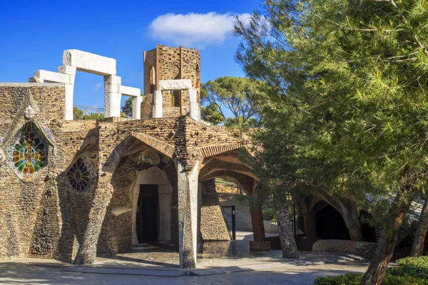 كنيسة "كولونيا غويل" من تصميم غاودي في برشلونة في مقاطعة كاتالونيا، إسبانيا، تكمن الأهمية الرئيسية لكنيسة كولونيا غويل، من وجهة نظر غاودي، في أنها المكان الذي جمع فيه لأول مرة جميع ابتكاراته المعمارية، وقال غاودي، لو اكتمل بناء الكنيسة، لكانت "نموذجًا ضخمًا لكنيسة ساغرادا فاميليا". كنيسة "كولونيا غويل" من تصميم غاودي في برشلونة في مقاطعة كاتالونيا، إسبانيا، تكمن الأهمية الرئيسية لكنيسة كولونيا غويل، من وجهة نظر غاودي، في أنها المكان الذي جمع فيه لأول مرة جميع ابتكاراته المعمارية، وقال غاودي، لو اكتمل بناء الكنيسة، لكانت "نموذجًا ضخمًا لكنيسة ساغرادا فاميليا". - سبوتنيك عربي