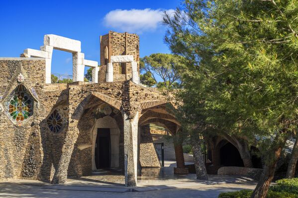 كنيسة "كولونيا غويل" من تصميم غاودي في برشلونة في مقاطعة كاتالونيا، إسبانيا، تكمن الأهمية الرئيسية لكنيسة كولونيا غويل، من وجهة نظر غاودي، في أنها المكان الذي جمع فيه لأول مرة جميع ابتكاراته المعمارية، وقال غاودي، لو اكتمل بناء الكنيسة، لكانت "نموذجًا ضخمًا لكنيسة ساغرادا فاميليا". - سبوتنيك عربي