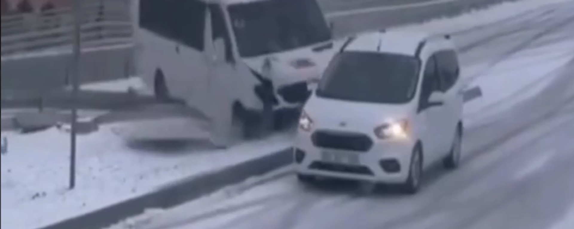 طريق يتحول إلى حلبة تزلج للسيارت في تركيا - سبوتنيك عربي, 1920, 16.04.2025