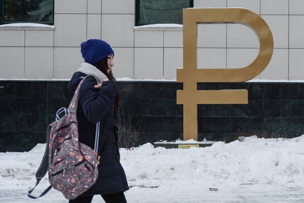 تمثال على شكل علامة روبل على الطريق السريع أوكتيابرسكايا في نوفوسيبيرسك، روسيا. - سبوتنيك عربي