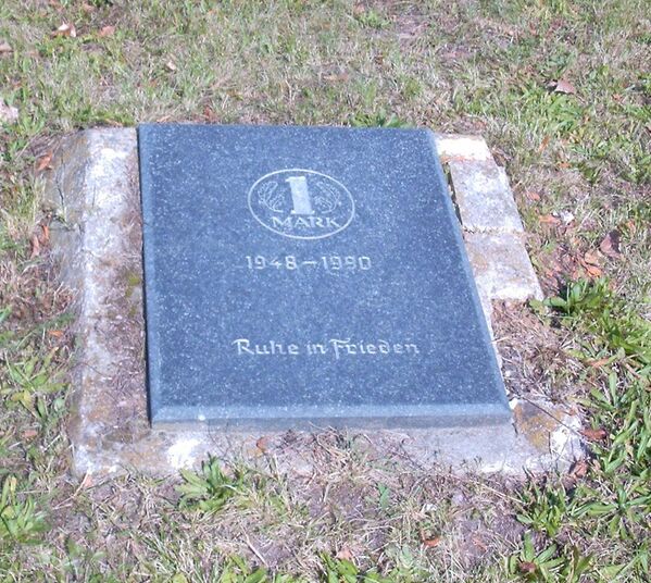 صورة لحجر تذكاري يحمل رمز عملة "المارك" الألمانية. - سبوتنيك عربي