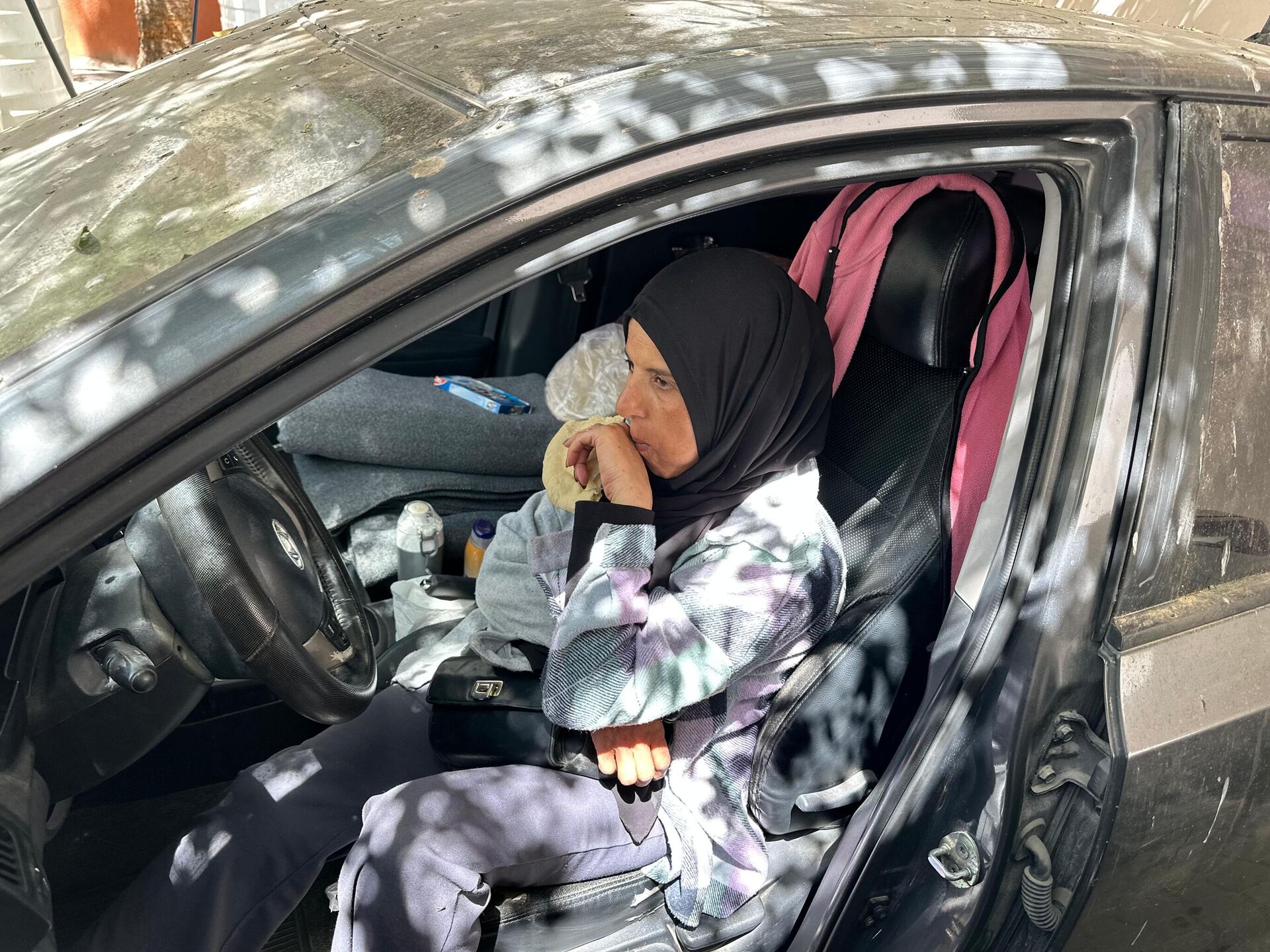 ماجدة قديح نازحة في سيارة هربا من الحرب في غزة  
 - سبوتنيك عربي, 1920, 17.04.2025