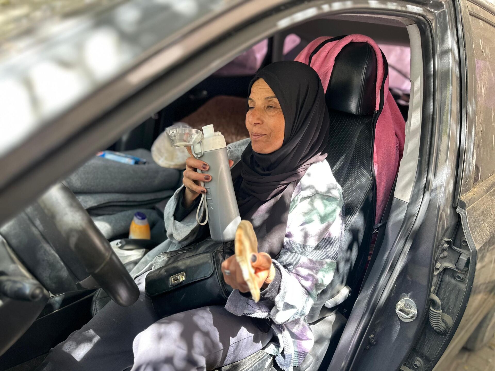 ماجدة قديح نازحة في سيارة هربا من الحرب في غزة  
 - سبوتنيك عربي, 1920, 17.04.2025