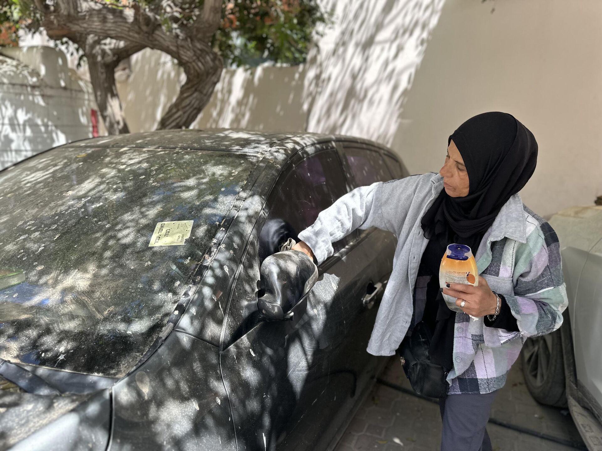 ماجدة قديح نازحة في سيارة هربا من الحرب في غزة  
 - سبوتنيك عربي, 1920, 17.04.2025