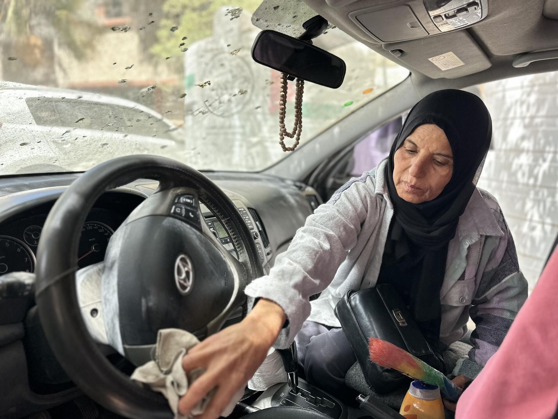 ماجدة قديح نازحة في سيارة هربا من الحرب في غزة  
 - سبوتنيك عربي, 1920, 17.04.2025