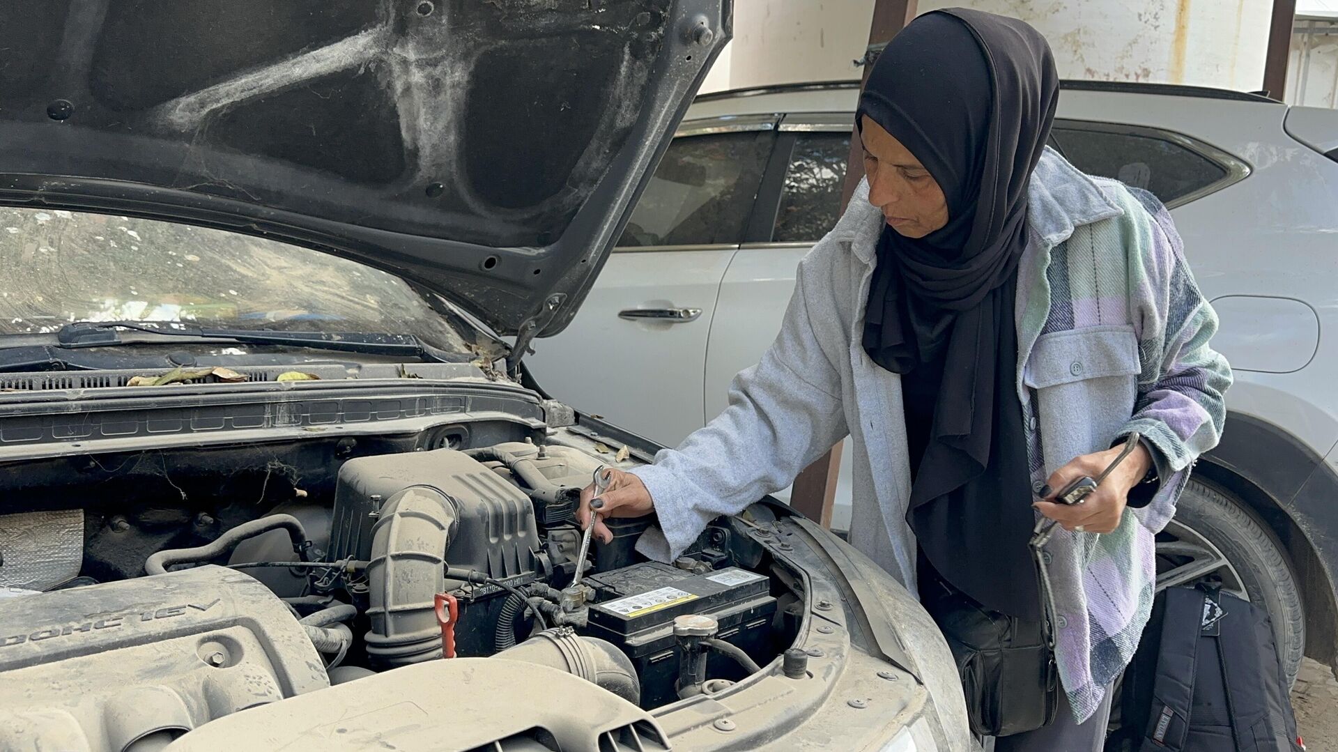 ماجدة قديح نازحة في سيارة هربا من الحرب في غزة  
 - سبوتنيك عربي, 1920, 17.04.2025