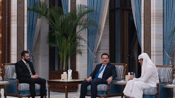 لقاء رسمي بين الرئيس الشرع ورئيس الوزراء العراقي برعاية أمير قطر - سبوتنيك عربي