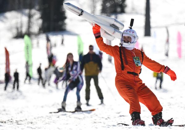 أحد المشاركين في ”النزول إلى الفضاء“ في يوم رواد الفضاء في منتجع جريلكا فيست 2025 للتزلج في قرية شيريجش في كوزباس الروسية - سبوتنيك عربي