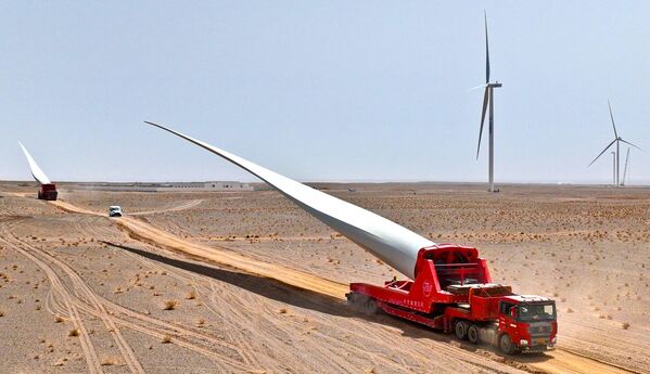 نقل شفرات توربينات الرياح في موقع بناء في الصين - سبوتنيك عربي