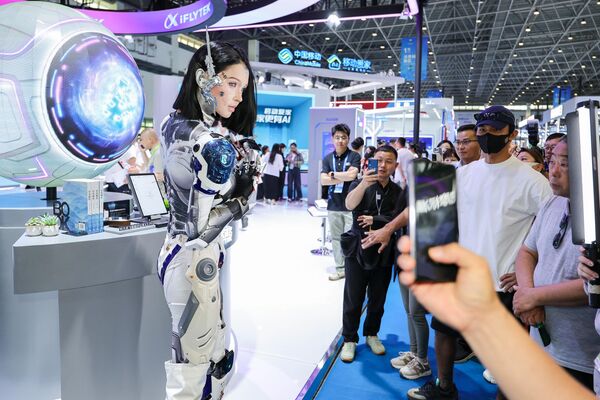 يقوم الزوار بفحص روبوت في معرض الصين الدولي الخامس للسلع الاستهلاكية في مركز هاينان الدولي للمؤتمرات والمعارض، الصين - سبوتنيك عربي