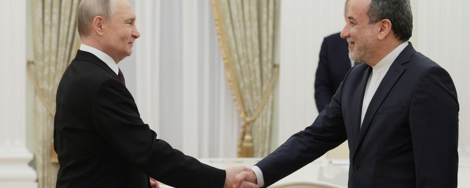 الرئيس فلاديمير بوتين ووزير الخارجية الإيراني عباس عراقجي خلال اجتماع في موسكو - سبوتنيك عربي, 1920, 20.06.2025