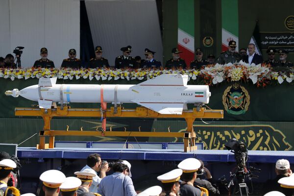  الرئيس الإيراني وكبار المسؤولين المدنيين والعسكريين يستعرضون أحدث العروض العسكرية. - سبوتنيك عربي