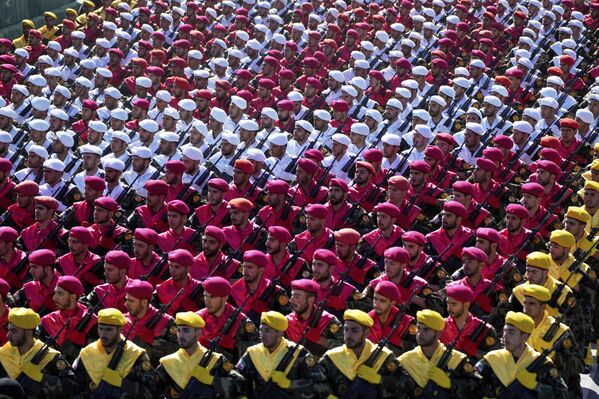 عرض عسكري أمام ضريح مؤسس الثورة الراحل آية الله الخميني. - سبوتنيك عربي