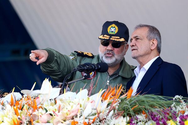 الرئيس الإيراني مسعود بيزشكيان خلال حضوره عرضا عسكريا للقوات البرية والبحرية والجوية والقوات الخاصة. - سبوتنيك عربي