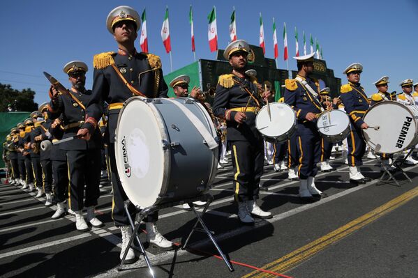  جنود يشاركون في العرض العسكري . - سبوتنيك عربي