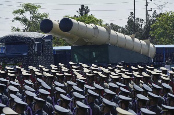 نظام صاروخي محمول على شاحنة خلال عرض عسكري. - سبوتنيك عربي