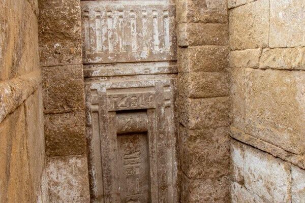 تماثيل ملكية في سقارة بمصر تماثيل ملكية في سقارة بمصر - سبوتنيك عربي