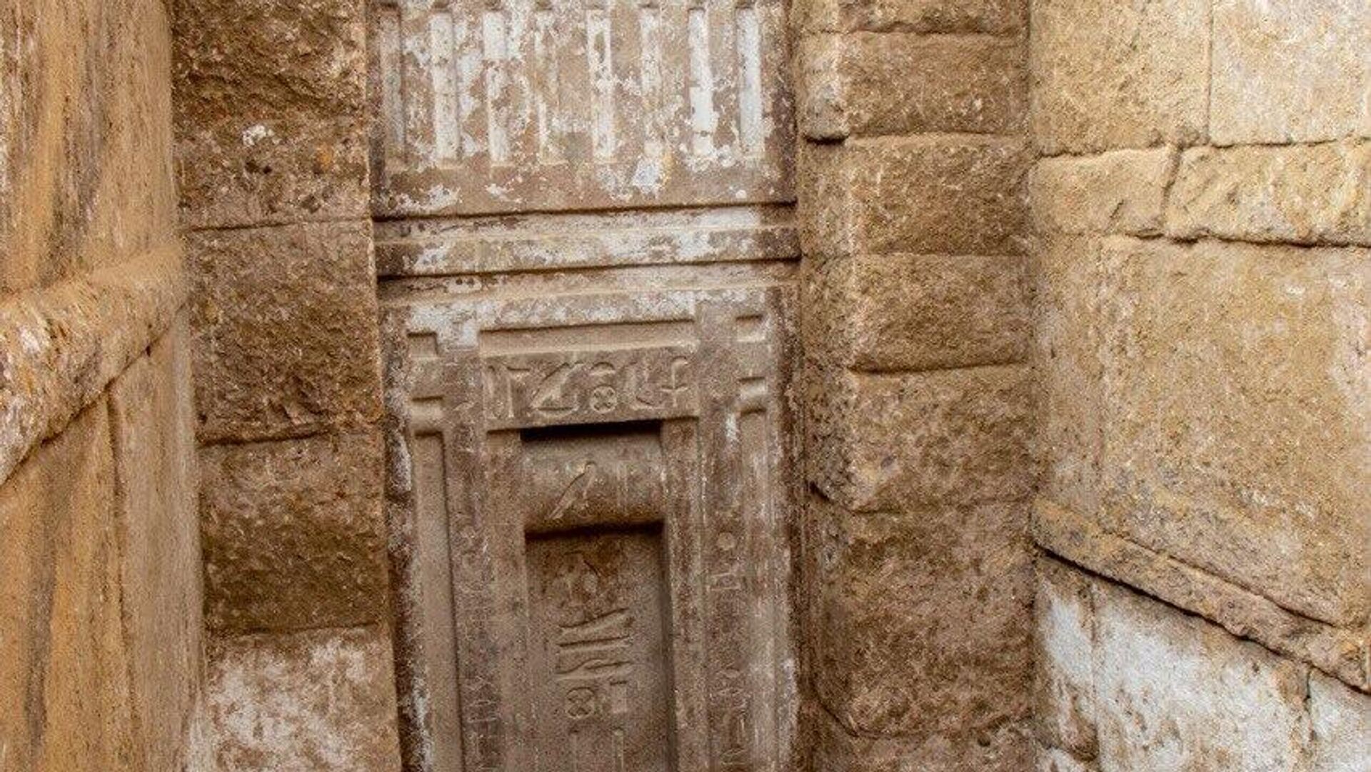 تماثيل ملكية في سقارة بمصر تماثيل ملكية في سقارة بمصر - سبوتنيك عربي, 1920, 18.04.2025