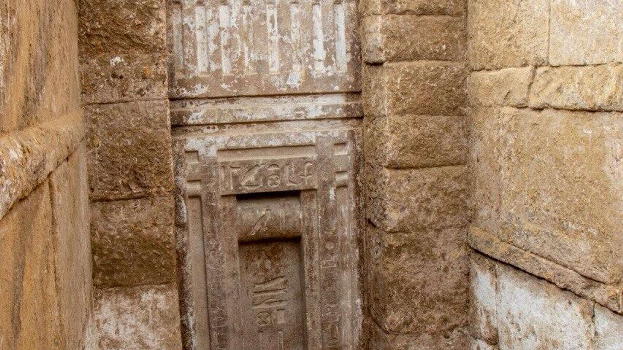 الكشف عن مقبرة نادرة ومجموعة تماثيل ملكية في سقارة بمصر... صور