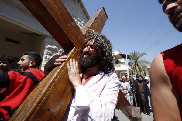 مسيرة تمثيلية لمحاكاة صلب السيد المسيح في جنوب لبنان - سبوتنيك عربي